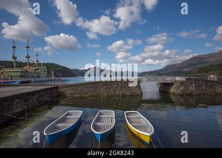 Trois bateaux à rames amarrés sur les rives du lac Ashi, en direction du Mont Fuji, préfecture de Kanagawa, au Japon Banque D'Images