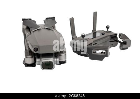 Riga, Lettonie - 24 mars 2021 : DJI Mavic 2 Pro avec appareil photo Hasselblad et télécommande isolée sur fond blanc, gros plan Banque D'Images