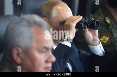 Mulinskiy, Russie. 13 septembre 2021. Le président russe Vladimir Poutine regarde à travers des jumelles tout en observant les exercices militaires conjoints Zapad 2021 tenus par la Russie et la Biélorussie, au terrain d'entraînement de Mulino, le 13 septembre 2021 à Nijni Novgorod, Russie. Credit: Sergueï Savostyanov/piscine du Kremlin/Alamy Live News Banque D'Images