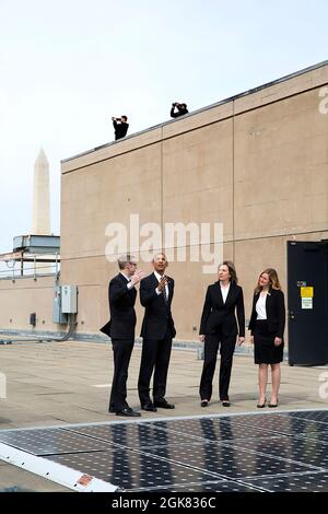 Le président Barack Obama regarde les panneaux solaires avec l'ingénieur du département de l'énergie Eric Haukdal sur le toit du département de l'énergie à Washington, D.C., le 19 mars 2015. Liz Sherwood-Randall, secrétaire adjoint à l'énergie, et Kate Brandt, directrice fédérale de l'environnement, Conseil de la qualité de l'environnement, à droite, les accompagnent. (Photo officielle de la Maison Blanche par Pete Souza) cette photo officielle de la Maison Blanche est disponible uniquement pour publication par les organismes de presse et/ou pour impression personnelle par le(s) sujet(s) de la photo. La photographie ne peut pas être manipulée de quelque manière que ce soit et ne peut pas l'être Banque D'Images