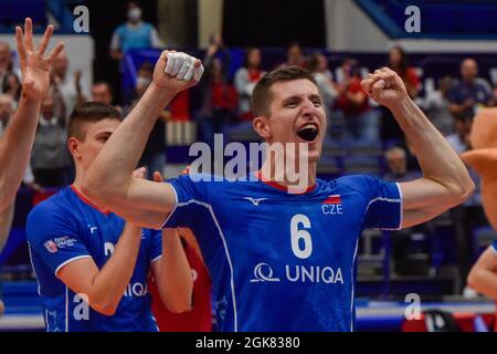 Ostrava, République tchèque. 13 septembre 2021. Michal Finger, de la République tchèque, célèbre la victoire du championnat d'Europe de volley-ball masculin lors du match de 16 en République tchèque contre la France à Ostrava, en République tchèque, le 13 septembre 2021. Crédit: Jaroslav Ozana/CTK photo/Alay Live News Banque D'Images