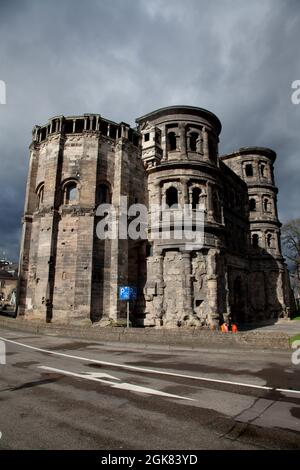 La porta Nigra romaine ou porte noire dans la ville historique de Trèves en Allemagne Banque D'Images
