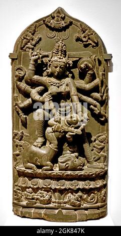 Durga tuant le démon Buffalo, 1000 - 1100 pierre, 87.5cm × 37.0cm × 12cm Bangladesh le combat du Bengale occidental entre la déesse hindoue Durga et le démon est décrit dans plusieurs textes sanskrit, le démon pourrait changer de forme. Il apparut d'abord comme un buffle et était décapité par Durga, sa tête coupée est sur le sol. Il apparut alors sous le couvert d'un humain et fut de nouveau tué par la déesse, cette fois avec un trident. Bangladesh Bengale-Occidental Banque D'Images
