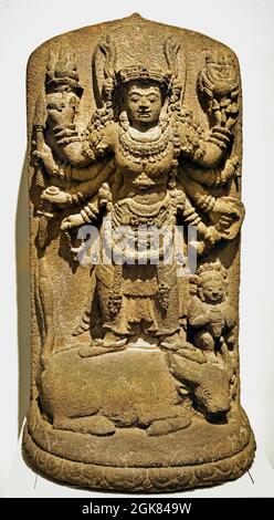 Durga tuant le démon de Buffalo, 1300 - 1500 A.D. Java est Indonésie statue en pierre de la déesse hindoue Durga-Killing-the-Buffalo (Durga Mahishasuramardini). Banque D'Images