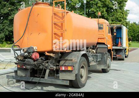 Machines avec réservoir d'eau. Machine de remplissage d'eau dans la ville. Lavage des véhicules dans le parc. Service de nettoyage de la ville. Banque D'Images