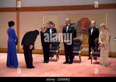 Le Premier ministre Shinzo Abe et Mme Akie Abe sont accueillis par l'empereur Akihito, le président Barack Obama et l'impératrice Michiko avant un dîner d'État au Palais impérial de Tokyo, au Japon, le 24 avril 2014. (Photo officielle de la Maison Blanche par Pete Souza) cette photo officielle de la Maison Blanche est disponible uniquement pour publication par les organismes de presse et/ou pour impression personnelle par le(s) sujet(s) de la photo. La photographie ne peut être manipulée d'aucune manière et ne peut pas être utilisée dans des documents commerciaux ou politiques, des publicités, des e-mails, des produits, des promotions qui, de quelque manière que ce soit, suggèrent approva Banque D'Images