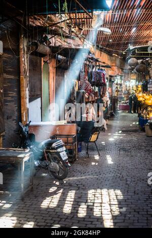 Scène de rue dans le souk Semmarine, Marrakech, Maroc, Afrique. Banque D'Images