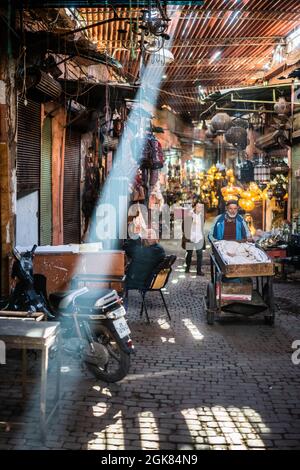 Scène de rue dans le souk Semmarine, Marrakech, Maroc, Afrique. Banque D'Images