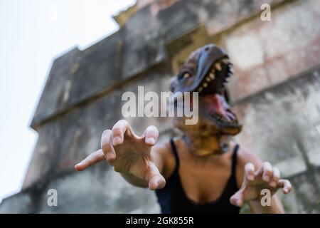 Halloween peur horreur concept.Femme dans le masque de lézard gestante avec les mains à la caméra Banque D'Images