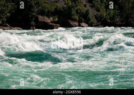 Les rapides d’eau blanche de classe 6 de la rivière Niagara provenant de l’attraction White Water Walk dans la gorge du Niagara à Niagara Falls, Ontario, Canada Banque D'Images