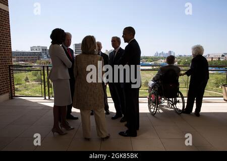 Le président Barack Obama et la première dame Michelle Obama discutent avec les anciens présidents et les premières dames avant un déjeuner à la bibliothèque présidentielle et au musée George W. Bush, sur le campus de l'Université méthodiste du Sud à Dallas, Texas, le 25 avril 2013. En photo, de gauche à droite, on trouve Bill Clinton, Hillary Rodham Clinton, Jimmy carter, Et George W. Bush. George H.W. Bush et Barbara Bush parlent à droite. (Photo officielle de la Maison Blanche par Pete Souza) cette photo officielle de la Maison Blanche est disponible uniquement pour publication par les organismes de presse et/ou pour impression à usage personnel par le(s) sujet(s) de Banque D'Images