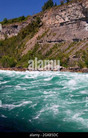 Les rapides d’eau blanche de classe 6 de la rivière Niagara provenant de l’attraction White Water Walk dans la gorge du Niagara à Niagara Falls, Ontario, Canada Banque D'Images
