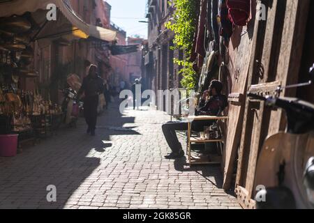 Scène de rue dans le souk Semmarine, Marrakech, Maroc, Afrique. Banque D'Images