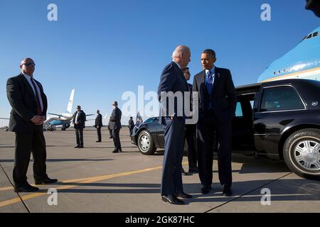 Le président Barack Obama s'entretient avec le vice-président Joe Biden avant d'embarquer à bord de l'Air Force One à l'aéroport international de Pittsburgh avant le départ de Pittsburgh, Pennsylvanie, le 16 avril 2014. Le président Obama et le vice-président Biden se trouvaient en Pennsylvanie pour visiter le Community College of Allegheny County West Hills Center et parler de l'importance de la formation professionnelle axée sur l'emploi. (Photo officielle de la Maison Blanche par Pete Souza) cette photo officielle de la Maison Blanche est disponible uniquement pour publication par les organismes de presse et/ou pour impression personnelle par le(s) sujet(s) de la photo. Le phot Banque D'Images