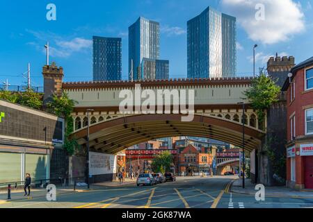 Vue sur le pont ferroviaire contemporain et traditionnel de Deansgate, Manchester, Angleterre, Royaume-Uni, Europe Banque D'Images