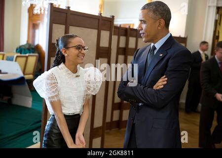 Le président Barack Obama s'entretient avec le poète étudiant national Madeline LaCesne dans la salle à manger de l'ancienne famille avant du présenter lors de la célébration du mois national de la poésie à la Maison Blanche, le 17 avril 2015. (Photo officielle de la Maison Blanche par Pete Souza) cette photo officielle de la Maison Blanche est disponible uniquement pour publication par les organismes de presse et/ou pour impression personnelle par le(s) sujet(s) de la photo. La photographie ne peut être manipulée d'aucune manière et ne peut pas être utilisée dans des documents commerciaux ou politiques, des publicités, des courriels, des produits, des promotions de quelque manière que ce soit Banque D'Images