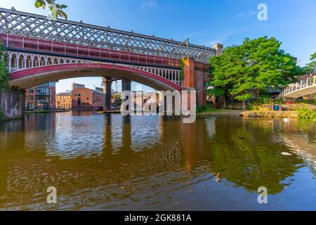 Vue sur les ponts de tram et de train qui se reflètent dans le canal de Castlefield, Castlefield, Manchester, Angleterre, Royaume-Uni, Europe Banque D'Images