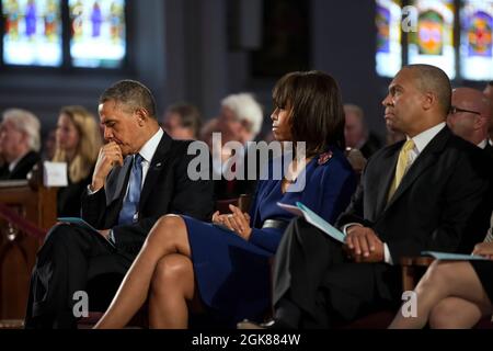 Le président Barack Obama et la première dame Michelle Obama assistent à un service de prière interconfessionnel dédié aux victimes des attentats du marathon de Boston, à la cathédrale de la Sainte-Croix, à Boston (Massachusetts), le 18 avril 2013. Le gouverneur du Massachusetts, Deval Patrick, est assis à droite. (Photo officielle de la Maison Blanche par Pete Souza) cette photo officielle de la Maison Blanche est disponible uniquement pour publication par les organismes de presse et/ou pour impression personnelle par le(s) sujet(s) de la photo. La photographie ne peut être manipulée d'aucune manière et ne peut pas être utilisée dans des documents commerciaux ou politiques, adv Banque D'Images