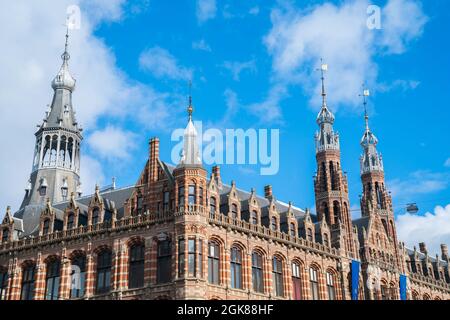 Architecture richement ornée de l'ancien bureau de poste d'Amsterdam, maintenant centre commercial haut de gamme et célèbre monument Banque D'Images