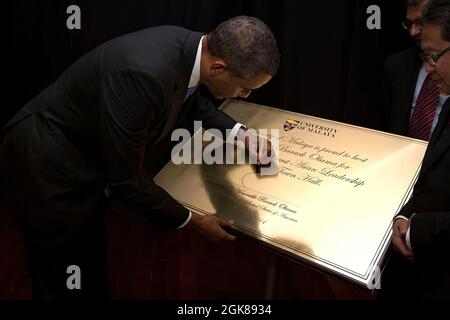 Le président Barack Obama signe une plaque à graver, à l'Université de Malaya à Kuala Lumpur, Malaisie, le 27 avril 2014. (Photo officielle de la Maison Blanche par Pete Souza) le président Barack Obama signe une plaque à graver, à son arrivée à l'Université de Malaya à Kuala Lumpur, Malaisie, le 27 avril 2014. (Photo officielle de la Maison Blanche par Pete Souza) cette photo officielle de la Maison Blanche est disponible uniquement pour publication par les organismes de presse et/ou pour impression personnelle par le(s) sujet(s) de la photo. La photographie ne peut pas être manipulée de quelque manière que ce soit et ne peut pas être utilisée dans com Banque D'Images