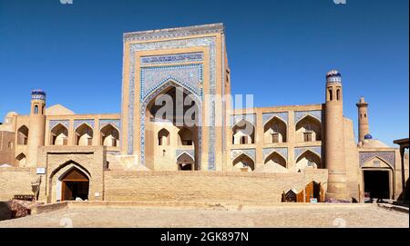 Alloquli Khan Medressa à Itchan Kala (Ichon Qala) - Khiva (Chiva, Heva, Xiva, Chiwa, Khiveh) - province de Xorazm - Ouzbékistan - ville sur la route de la soie Banque D'Images