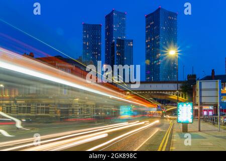 Vue sur l'architecture contemporaine et les lumières des sentiers sur Deansgate au crépuscule, Manchester, Lancashire, Angleterre, Royaume-Uni, Europe Banque D'Images