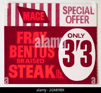 Carte d'affichage des prix du magasin vintage des années 1960 - steaks braisés Fray Bentos Banque D'Images