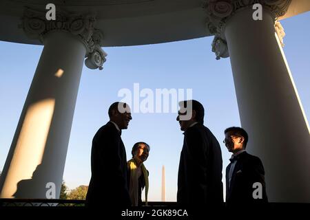 Le président Barack Obama s'entretient avec le Premier ministre japonais Shinzo Abe sur le balcon Truman de la Maison Blanche avant le dîner d'État, le 28 avril 2015. (Photo officielle de la Maison Blanche par Pete Souza) cette photo officielle de la Maison Blanche est disponible uniquement pour publication par les organismes de presse et/ou pour impression personnelle par le(s) sujet(s) de la photo. La photographie ne peut être manipulée d'aucune manière et ne peut pas être utilisée dans des documents commerciaux ou politiques, des publicités, des courriels, des produits, des promotions qui, de quelque manière que ce soit, suggèrent l'approbation ou l'approbation du Président, le Premier F Banque D'Images