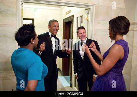 Le président Barack Obama et la première dame Michelle Obama célèbrent avec le secrétaire social sortant Jeremy Bernard et la nouvelle secrétaire sociale Deesha Dyer dans le couloir du rez-de-chaussée après le dîner d'État à la Maison Blanche, le 28 avril 2015. (Photo officielle de la Maison Blanche par Pete Souza) cette photo officielle de la Maison Blanche est disponible uniquement pour publication par les organismes de presse et/ou pour impression personnelle par le(s) sujet(s) de la photo. La photographie ne peut être manipulée d'aucune manière et ne peut pas être utilisée dans des documents commerciaux ou politiques, des publicités, des e-mails, des produits, Banque D'Images