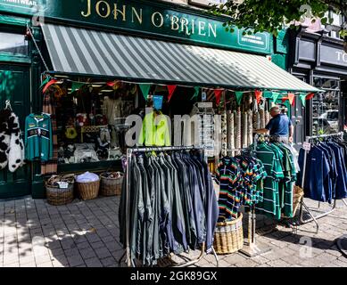 John O’Brien, magasin de vêtements pour hommes et garçons à Westport, comté de Mayo, Irlande. Banque D'Images