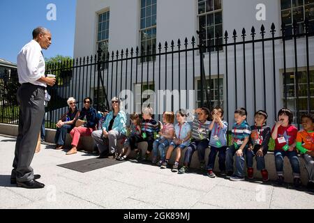 Le président Barack Obama s'arrête pour parler avec des écoliers en visite à l'extérieur de l'aile ouest de la Maison Blanche, le 29 avril 2015. (Photo officielle de la Maison Blanche par Pete Souza) cette photo officielle de la Maison Blanche est disponible uniquement pour publication par les organismes de presse et/ou pour impression personnelle par le(s) sujet(s) de la photo. La photographie ne peut être manipulée d'aucune manière et ne peut pas être utilisée dans des documents commerciaux ou politiques, des publicités, des courriels, des produits, des promotions qui, de quelque manière que ce soit, suggèrent l'approbation ou l'approbation du Président, de la première famille ou de la Maison Blanche. Banque D'Images