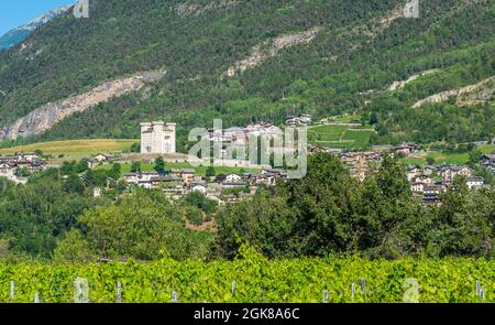 Vue panoramique avec le château d'Aymavilles, dans la vallée d'Aoste, au nord de l'Italie. Banque D'Images