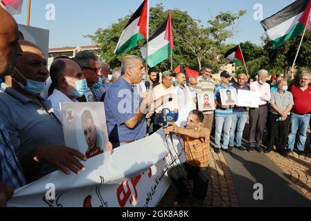 Beyrouth, Liban. 13 septembre 2021. Le peuple palestinien montre sa solidarité aux compatriotes prisonniers devant le bâtiment des Nations Unies à Beyrouth, au Liban, le 13 septembre 2021. Six prisonniers palestiniens ont échappé à la prison israélienne de Gilboa la semaine dernière. Quatre d'entre eux ont été recapturés et risquent d'être confrontés à des peines de prison supplémentaires et à des mesures punitives pires, selon les avocats. (ELISA Gestri/Sipa USA) Credit: SIPA USA/Alay Live News Banque D'Images