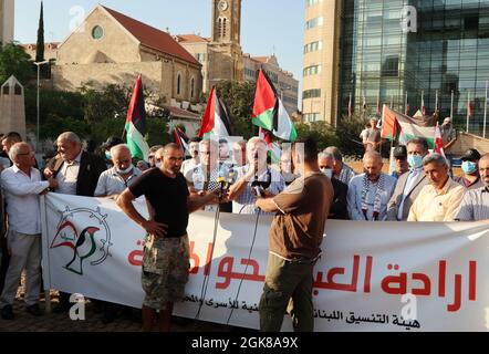 Beyrouth, Liban. 13 septembre 2021. Le peuple palestinien montre sa solidarité aux compatriotes prisonniers devant le bâtiment des Nations Unies à Beyrouth, au Liban, le 13 septembre 2021. Six prisonniers palestiniens ont échappé à la prison israélienne de Gilboa la semaine dernière. Quatre d'entre eux ont été recapturés et risquent d'être confrontés à des peines de prison supplémentaires et à des mesures punitives pires, selon les avocats. (ELISA Gestri/Sipa USA) Credit: SIPA USA/Alay Live News Banque D'Images