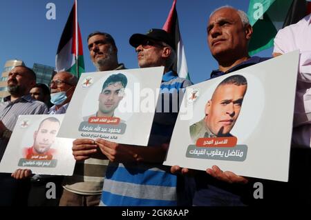 Beyrouth, Liban. 13 septembre 2021. Le peuple palestinien montre sa solidarité aux compatriotes prisonniers devant le bâtiment des Nations Unies à Beyrouth, au Liban, le 13 septembre 2021. Six prisonniers palestiniens ont échappé à la prison israélienne de Gilboa la semaine dernière. Quatre d'entre eux ont été recapturés et risquent d'être confrontés à des peines de prison supplémentaires et à des mesures punitives pires, selon les avocats. (ELISA Gestri/Sipa USA) Credit: SIPA USA/Alay Live News Banque D'Images