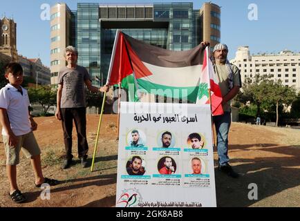 Beyrouth, Liban. 13 septembre 2021. Le peuple palestinien montre sa solidarité aux compatriotes prisonniers devant le bâtiment des Nations Unies à Beyrouth, au Liban, le 13 septembre 2021. Six prisonniers palestiniens ont échappé à la prison israélienne de Gilboa la semaine dernière. Quatre d'entre eux ont été recapturés et risquent d'être confrontés à des peines de prison supplémentaires et à des mesures punitives pires, selon les avocats. (ELISA Gestri/Sipa USA) Credit: SIPA USA/Alay Live News Banque D'Images