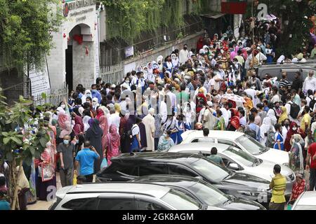 Dhaka, Bangladesh. 13 septembre 2021. Les étudiants et la foule de parents à l'extérieur de l'école et du collège Motijheel Ideal après la fin des cours, à Dhaka, au Bangladesh, le 13 septembre 2021. Les écoles du pays ont rouvert dimanche après une longue fermeture d'un an et demi. Aujourd'hui, lundi, est le deuxième jour d'école depuis la réouverture. (Photo de Suvra Kanti Das/Sipa USA) crédit: SIPA USA/Alay Live News Banque D'Images