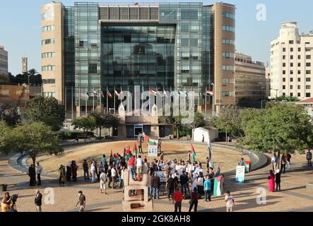 Beyrouth, Liban. 13 septembre 2021. Le peuple palestinien montre sa solidarité aux compatriotes prisonniers devant le bâtiment des Nations Unies à Beyrouth, au Liban, le 13 septembre 2021. Six prisonniers palestiniens ont échappé à la prison israélienne de Gilboa la semaine dernière. Quatre d'entre eux ont été recapturés et risquent d'être confrontés à des peines de prison supplémentaires et à des mesures punitives pires, selon les avocats. (ELISA Gestri/Sipa USA) Credit: SIPA USA/Alay Live News Banque D'Images