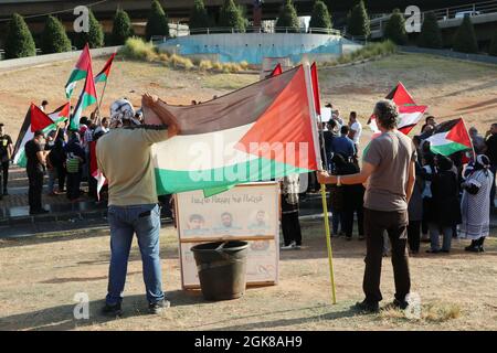 Beyrouth, Liban. 13 septembre 2021. Le peuple palestinien montre sa solidarité aux compatriotes prisonniers devant le bâtiment des Nations Unies à Beyrouth, au Liban, le 13 septembre 2021. Six prisonniers palestiniens ont échappé à la prison israélienne de Gilboa la semaine dernière. Quatre d'entre eux ont été recapturés et risquent d'être confrontés à des peines de prison supplémentaires et à des mesures punitives pires, selon les avocats. (ELISA Gestri/Sipa USA) Credit: SIPA USA/Alay Live News Banque D'Images