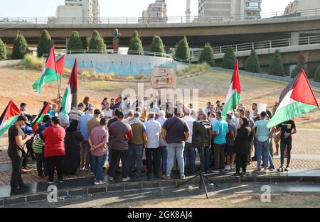 Beyrouth, Liban. 13 septembre 2021. Le peuple palestinien montre sa solidarité aux compatriotes prisonniers devant le bâtiment des Nations Unies à Beyrouth, au Liban, le 13 septembre 2021. Six prisonniers palestiniens ont échappé à la prison israélienne de Gilboa la semaine dernière. Quatre d'entre eux ont été recapturés et risquent d'être confrontés à des peines de prison supplémentaires et à des mesures punitives pires, selon les avocats. (ELISA Gestri/Sipa USA) Credit: SIPA USA/Alay Live News Banque D'Images