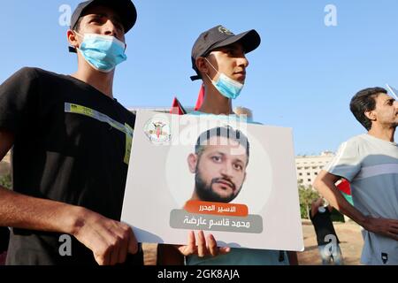 Beyrouth, Liban. 13 septembre 2021. Le peuple palestinien montre sa solidarité aux compatriotes prisonniers devant le bâtiment des Nations Unies à Beyrouth, au Liban, le 13 septembre 2021. Six prisonniers palestiniens ont échappé à la prison israélienne de Gilboa la semaine dernière. Quatre d'entre eux ont été recapturés et risquent d'être confrontés à des peines de prison supplémentaires et à des mesures punitives pires, selon les avocats. (ELISA Gestri/Sipa USA) Credit: SIPA USA/Alay Live News Banque D'Images