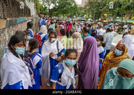 Dhaka, Bangladesh. 13 septembre 2021. Les étudiants et la foule de parents à l'extérieur de l'école et du collège Motijheel Ideal après la fin des cours, à Dhaka, au Bangladesh, le 13 septembre 2021. Les écoles du pays ont rouvert dimanche après une longue fermeture d'un an et demi. Aujourd'hui, lundi, est le deuxième jour d'école depuis la réouverture. (Photo de Suvra Kanti Das/Sipa USA) crédit: SIPA USA/Alay Live News Banque D'Images