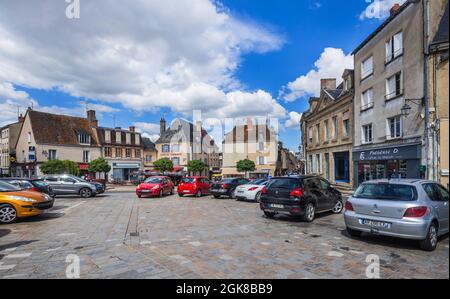 Voitures garées sur la place du marché, la chatre, Indre (36), France. Banque D'Images