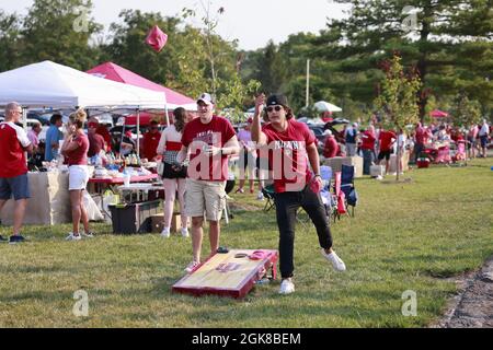 BLOOMINGTON, ÉTATS-UNIS - 2021/09/11: Les fans de football de l'Université de l'Indiana s'embattent avant que l'Université de l'Indiana ne joue contre l'Idaho lors d'un match de football de la NCAA le 11 septembre 2021 au Memorial Stadium à Bloomington, en Ind. The Hoosiers bat les Vandales 56-14. Banque D'Images