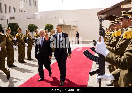 Le président Barack Obama marche avec le président Mahmoud Abbas de l'Autorité palestinienne avant de quitter l'enceinte présidentielle de Mugata à Ramallah, en Cisjordanie, le 21 mars 2013. (Photo officielle de la Maison Blanche par Pete Souza) cette photo officielle de la Maison Blanche est disponible uniquement pour publication par les organismes de presse et/ou pour impression personnelle par le(s) sujet(s) de la photo. La photographie ne peut être manipulée d'aucune manière et ne peut pas être utilisée dans des documents commerciaux ou politiques, des publicités, des courriels, des produits, des promotions qui, de quelque manière que ce soit, suggèrent une approbation ou une approbation o Banque D'Images