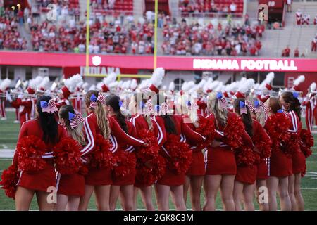 BLOOMINGTON, ÉTATS-UNIS - 2021/09/11: Les cheerleaders de l'Université de l'Indiana portent des rubans de drapeau américain dans leurs cheveux à l'anniversaire de 9/11 avant que IU joue contre l'Idaho lors d'un match de football de la NCAA le 11 septembre 2021 au Memorial Stadium à Bloomington, Ind. The Hoosiers bat les Vandales 56-14. Banque D'Images