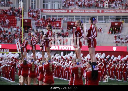 BLOOMINGTON, ÉTATS-UNIS - 2021/09/11: Les cheerleaders de l'Université de l'Indiana font un hourra avant que IU joue contre l'Idaho lors d'un match de football de la NCAA le 11 septembre 2021 au Memorial Stadium à Bloomington, en Ind. The Hoosiers bat les Vandales 56-14. Banque D'Images