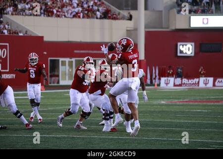 BLOOMINGTON, ÉTATS-UNIS - 2021/09/11: Le Ty Fryfogle de l'Université de l'Indiana capture un passage du quarterback Michael Penix Jr., comme IU joue contre l'Idaho lors d'un match de football de la NCAA le 11 septembre 2021 au Memorial Stadium à Bloomington, Ind. The Hoosiers bat les Vandales 56-14. Banque D'Images