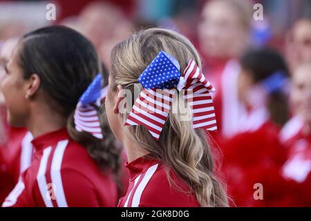 BLOOMINGTON, ÉTATS-UNIS - 2021/09/11: Les cheerleaders de l'Université de l'Indiana portent des rubans de drapeau américain dans leurs cheveux à l'anniversaire de 9/11 avant que IU joue contre l'Idaho lors d'un match de football de la NCAA le 11 septembre 2021 au Memorial Stadium à Bloomington, Ind. The Hoosiers bat les Vandales 56-14. Banque D'Images