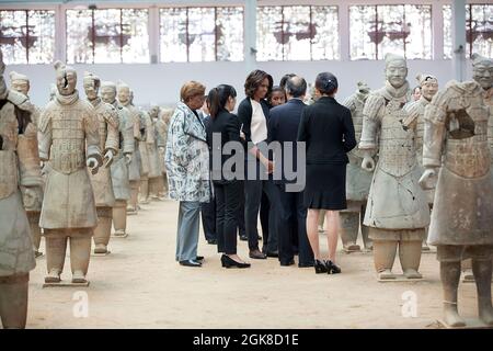 La première dame Michelle Obama, les filles Sasha et Malia, et Marian Robinson font le tour des guerriers de Terra Cotta à Xi'an, province de Shaanxi, Chine, le 24 mars 2014. (Photo officielle de la Maison Blanche par Amanda Lucidon) cette photo officielle de la Maison Blanche est disponible uniquement pour publication par les organismes de presse et/ou pour impression personnelle par le(s) sujet(s) de la photo. La photographie ne peut être manipulée d'aucune manière et ne peut pas être utilisée dans des documents commerciaux ou politiques, des publicités, des courriels, des produits, des promotions qui, de quelque manière que ce soit, suggèrent l'approbation ou l'approbation du Président, le F Banque D'Images